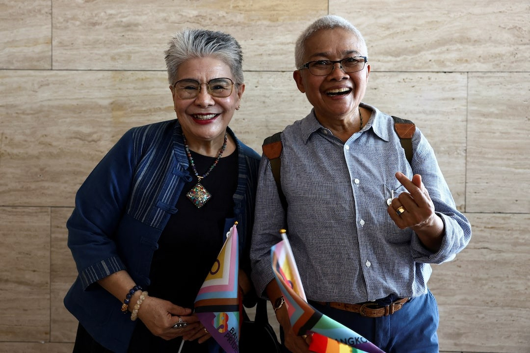 Các nhà hoạt động và các cặp đôi LGBTQ+ ăn mừng quyết định của Thượng viện Thái Lan. Ảnh: Reuters Các nhà hoạt động và các cặp đôi LGBTQ+ ăn mừng quyết định của Thượng viện Thái Lan. Ảnh: Reuters