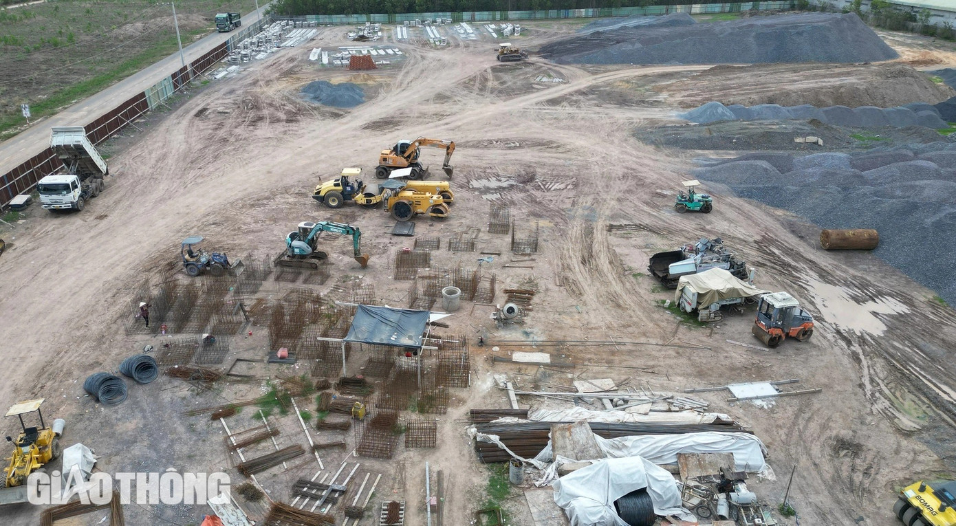 Theo ghi nhận của PV Báo Giao thông, trên công trường có khoảng 100 công nhân và hàng chục máy móc đang hoạt động liên tục với nhiều ca kíp. Trong đó, tập trung làm hệ thống thoát nước, phát quang mặt bằng, làm sắt thép. Theo ghi nhận của PV Báo Giao thông, trên công trường có khoảng 100 công nhân và hàng chục máy móc đang hoạt động liên tục với nhiều ca kíp. Trong đó, tập trung làm hệ thống thoát nước, phát quang mặt bằng, làm sắt thép.