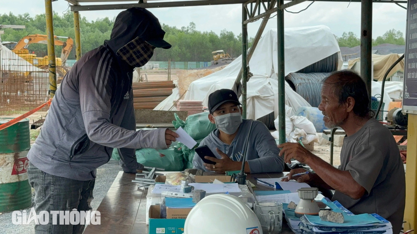 Xe máy chở vật liệu ra vào công trường, các tài xế báo cáo ghi số lượng liên tục. Xe máy chở vật liệu ra vào công trường, các tài xế báo cáo ghi số lượng liên tục.