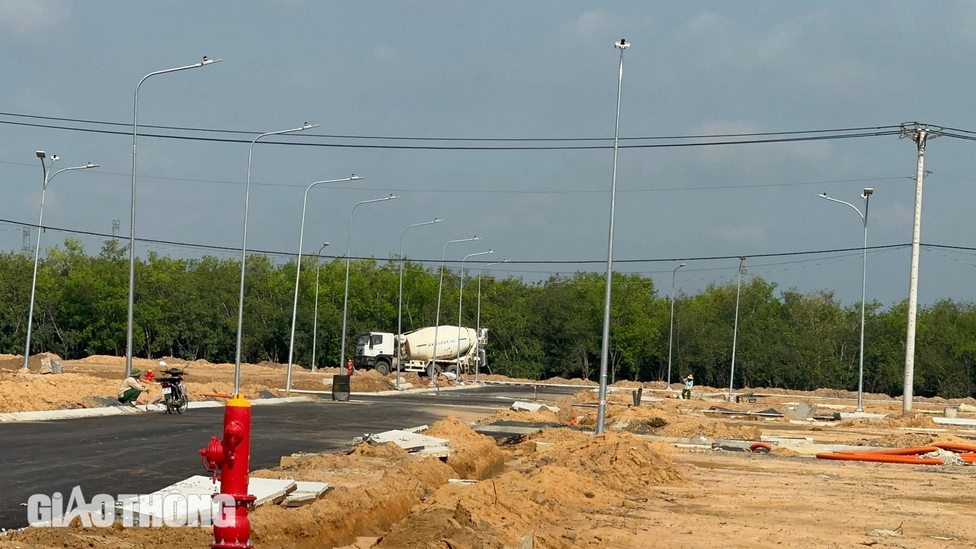 Theo ghi nhận của PV Báo Giao thông, tại khu tái định cư Long Đức, hạ tầng gần hoàn thiện. Đường nội khu đã được thảm nhựa, đã hoàn thiện hệ thống thoát nước, lắp đặt trụ phòng cháy chữa cháy, đèn điện chiếu sáng... Theo ghi nhận của PV Báo Giao thông, tại khu tái định cư Long Đức, hạ tầng gần hoàn thiện. Đường nội khu đã được thảm nhựa, đã hoàn thiện hệ thống thoát nước, lắp đặt trụ phòng cháy chữa cháy, đèn điện chiếu sáng...