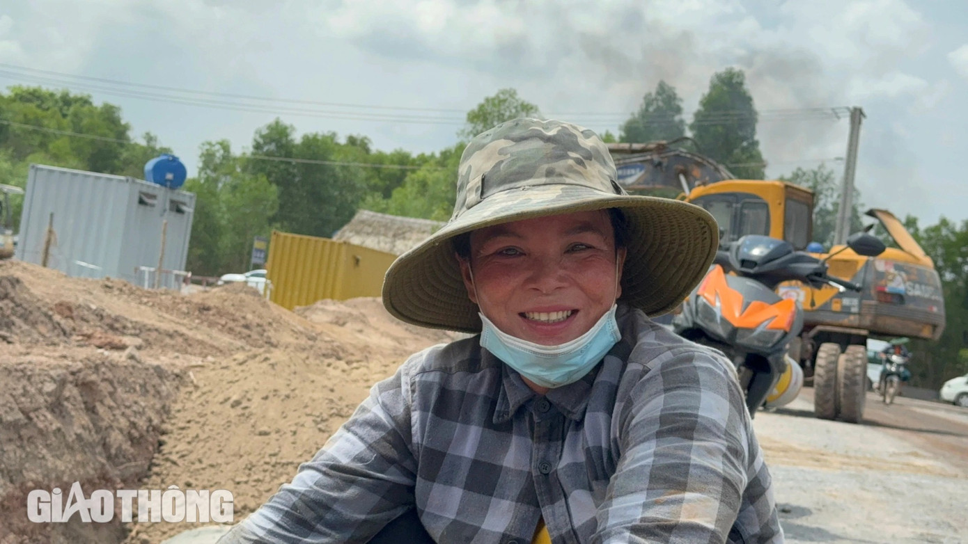 Nữ công nhân nở nụ cười tươi sau phút nghỉ giải lao trên công trường. Nữ công nhân nở nụ cười tươi sau phút nghỉ giải lao trên công trường.