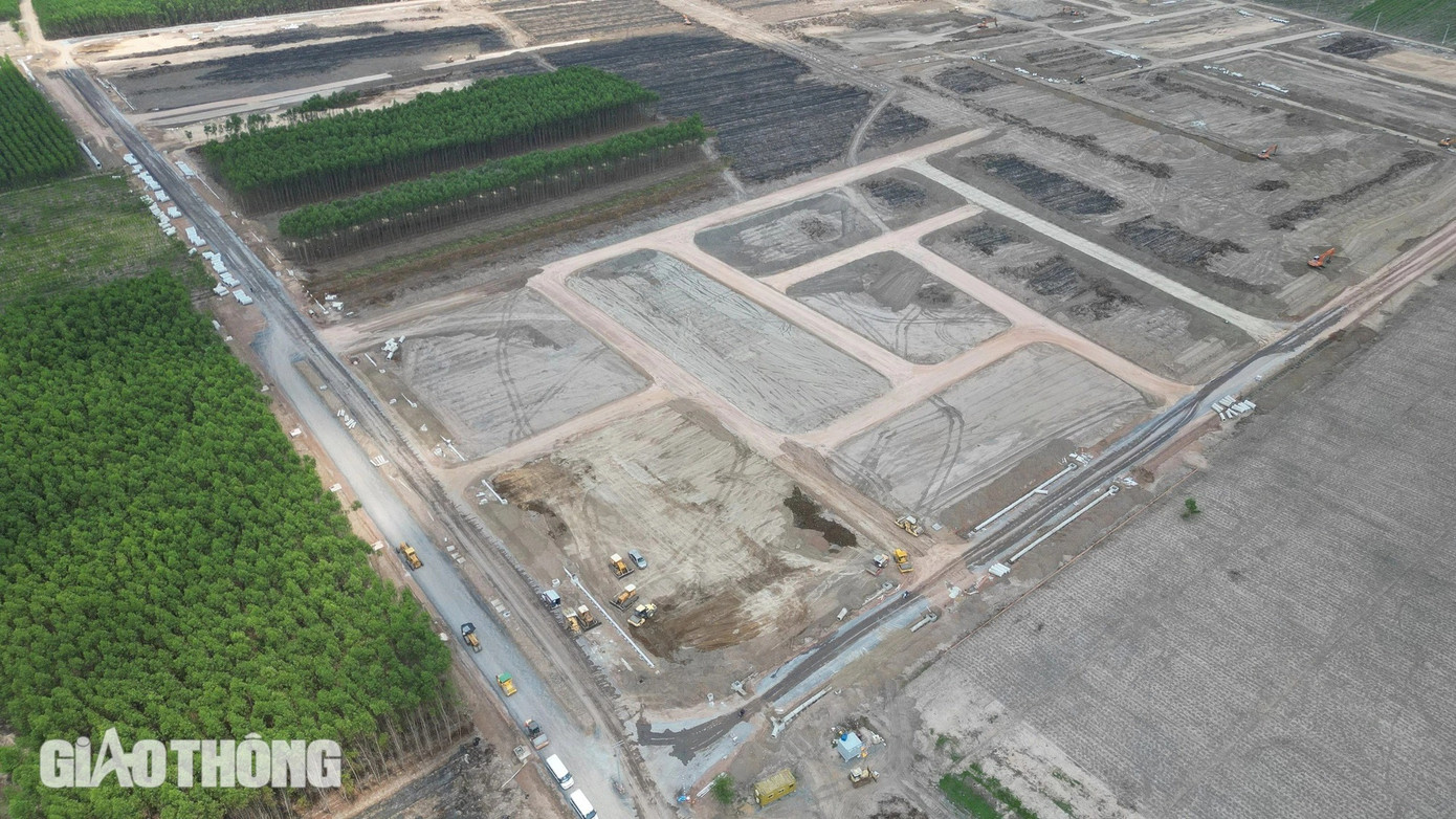 Những ngày tháng 6, tại hai khu tái định cư Long Đức và Long Phước (Long Thành, Đồng Nai) các kỹ sư, công nhân đang nỗ lực đẩy nhanh tiến độ, đưa dự án sớm hoàn thành. Đây là hai khu tái định cư phục vụ việc an cư cho hàng ngàn hộ dân nhường đất làm cao tốc Biên Hòa - Vũng Tàu đoạn qua tỉnh Đồng Nai. Những ngày tháng 6, tại hai khu tái định cư Long Đức và Long Phước (Long Thành, Đồng Nai) các kỹ sư, công nhân đang nỗ lực đẩy nhanh tiến độ, đưa dự án sớm hoàn thành. Đây là hai khu tái định cư phục vụ việc an cư cho hàng ngàn hộ dân nhường đất làm cao tốc Biên Hòa - Vũng Tàu đoạn qua tỉnh Đồng Nai.