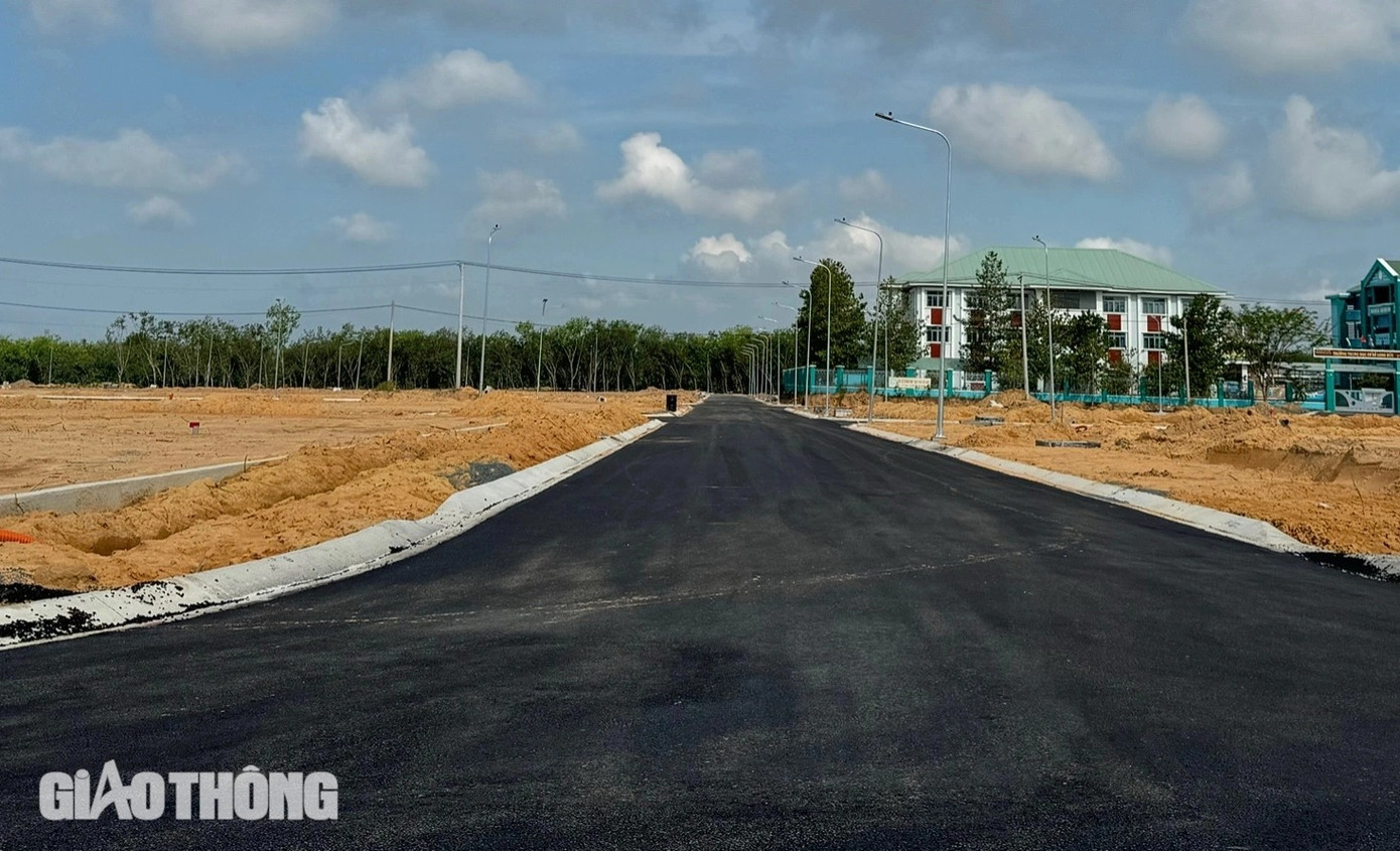 Khu tái định cư Long Đức được khởi công vào đầu năm 2023 với diện tích gần 30ha. Sau khi hoàn thành xây dựng sẽ đáp ứng nhu cầu về chỗ ở cho gần 3.400 người của 843 hộ dân. Khu tái định cư Long Đức được khởi công vào đầu năm 2023 với diện tích gần 30ha. Sau khi hoàn thành xây dựng sẽ đáp ứng nhu cầu về chỗ ở cho gần 3.400 người của 843 hộ dân.