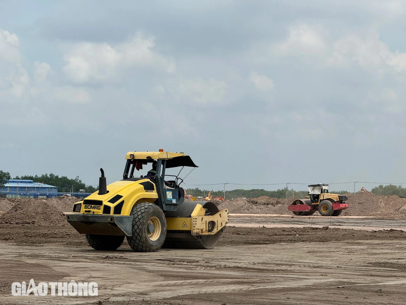 Còn khu tái định cư Long Phước được khởi công từ cuối năm 2023, tuy nhiên do vướng mặt bằng nên mới thi công khoảng gần hai tháng trở lại đây. Còn khu tái định cư Long Phước được khởi công từ cuối năm 2023, tuy nhiên do vướng mặt bằng nên mới thi công khoảng gần hai tháng trở lại đây.