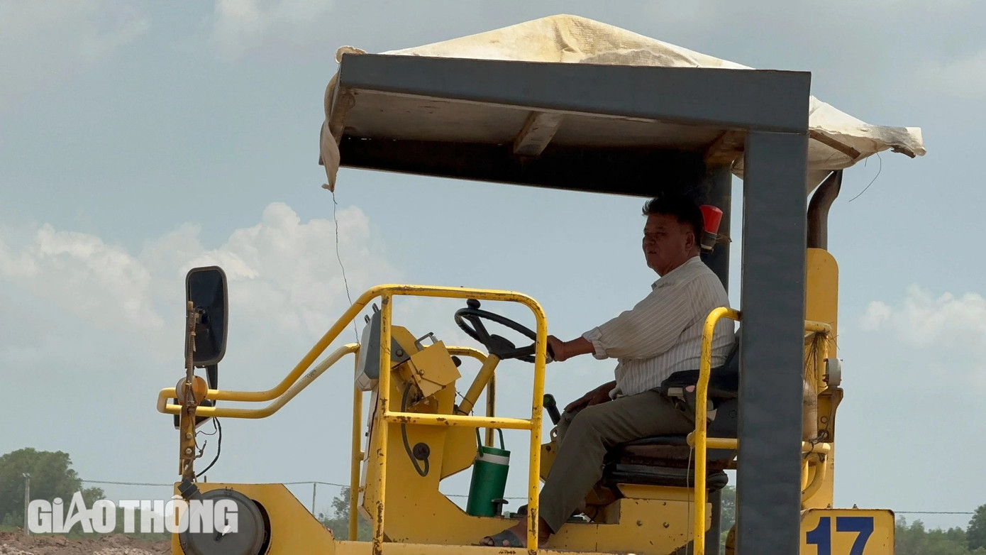 Công nhân hăng hái làm việc liên tục trên công trường. Công nhân hăng hái làm việc liên tục trên công trường.