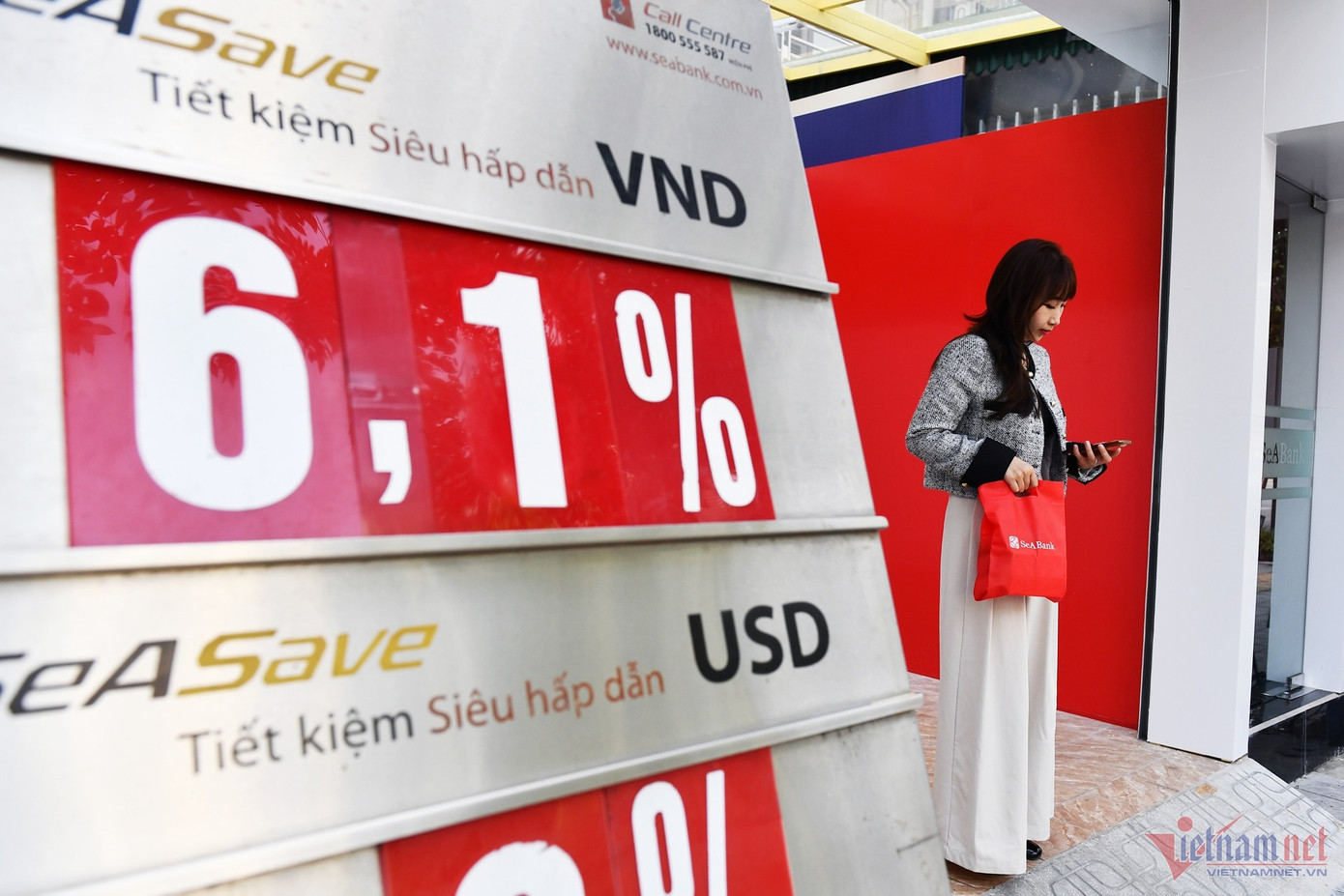 Các ngân hàng tăng lãi suất huy động. Ảnh: Hoàng Hà.