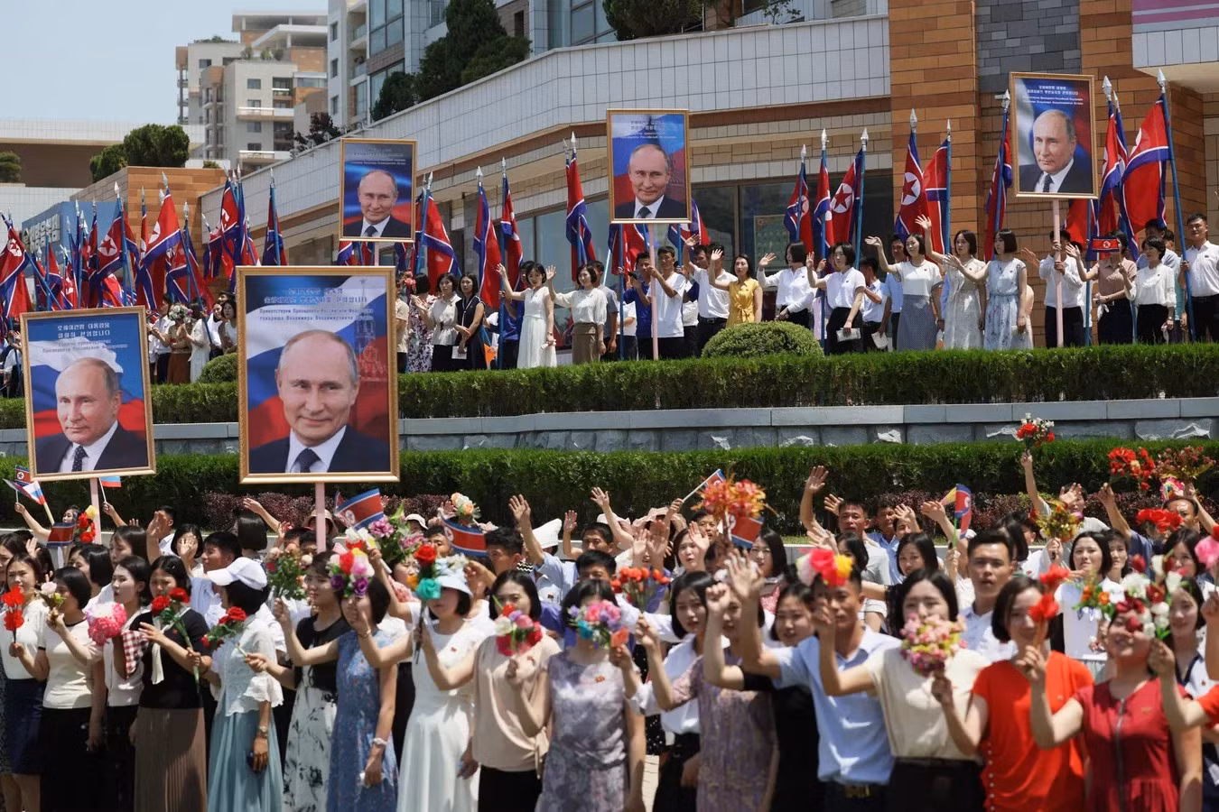 Người dân Triều Tiên chào đón Tổng thống Nga Putin. Ảnh: Sputnik