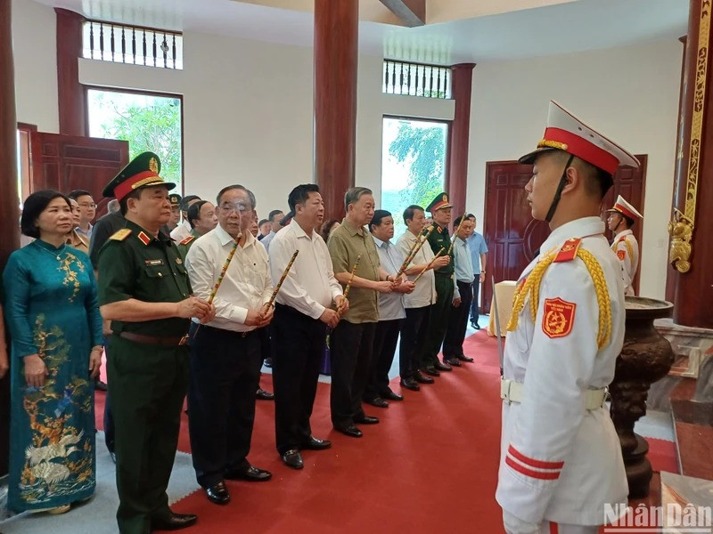 Chủ tịch nước Tô Lâm và Đoàn công tác dâng hương tại Đền thờ Đại tướng Võ Nguyên Giáp. Chủ tịch nước Tô Lâm và Đoàn công tác dâng hương tại Đền thờ Đại tướng Võ Nguyên Giáp.
