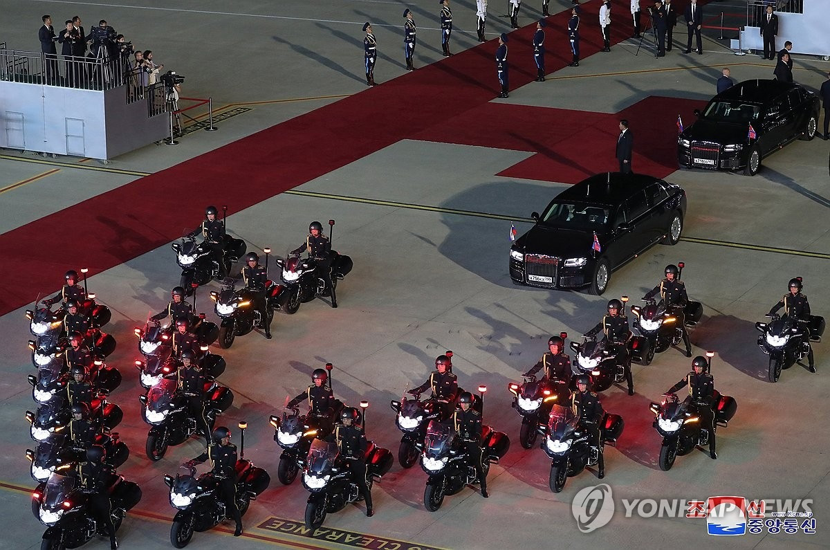 Hai lãnh đạo rời sân bay trên cùng chiếc xe Aurus Senat, và ông Kim đưa ông Putin đến khu nhà khách Kumsusan dành cho các vị khách cấp cao nước ngoài, nơi Tổng thống Putin nghỉ ngơi sau chuyến bay. Ảnh: Yonhap Hai lãnh đạo rời sân bay trên cùng chiếc xe Aurus Senat, và ông Kim đưa ông Putin đến khu nhà khách Kumsusan dành cho các vị khách cấp cao nước ngoài, nơi Tổng thống Putin nghỉ ngơi sau chuyến bay. Ảnh: Yonhap