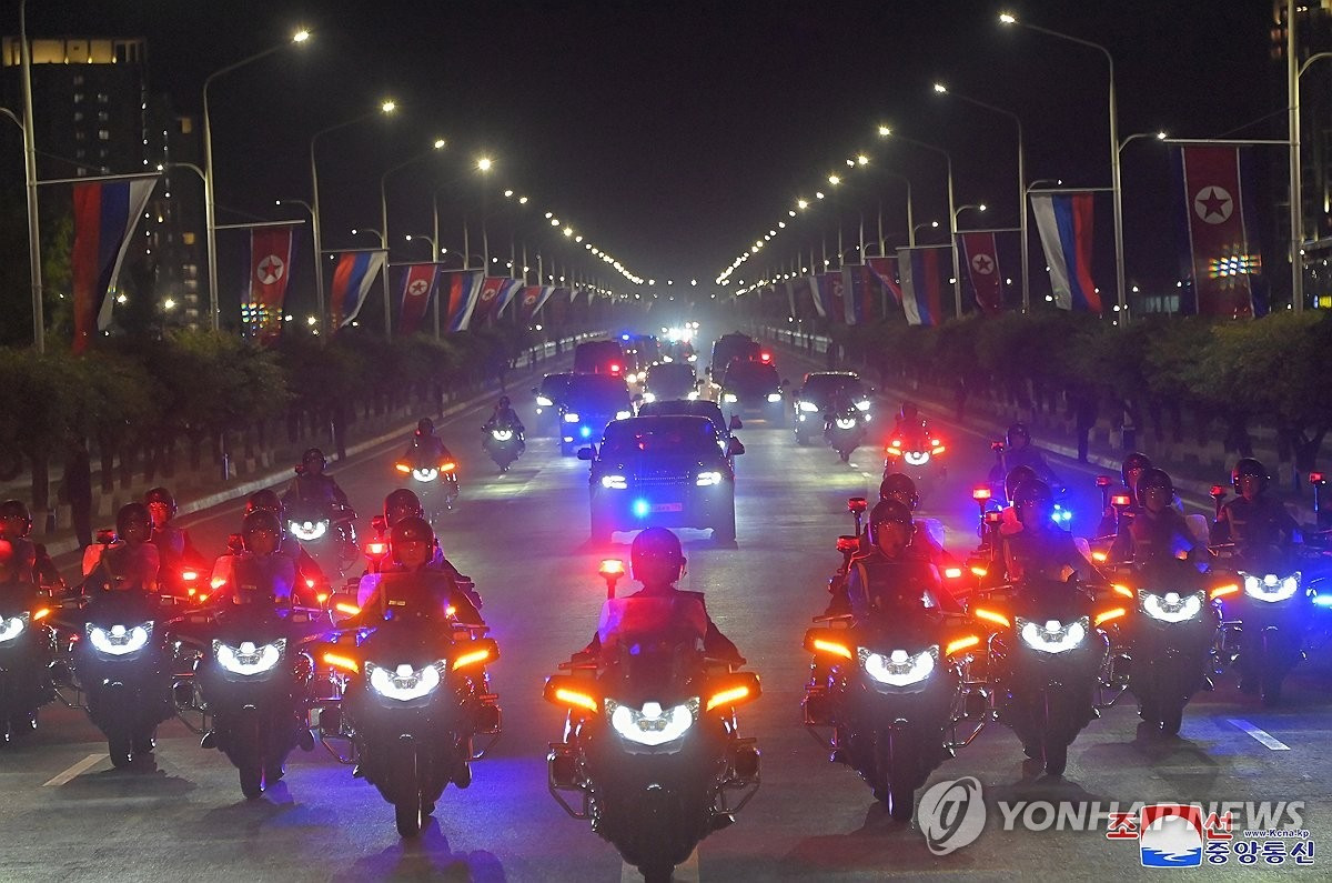 Hai lãnh đạo rời sân bay trên cùng chiếc xe Aurus Senat, và ông Kim đưa ông Putin đến khu nhà khách Kumsusan dành cho các vị khách cấp cao nước ngoài, nơi Tổng thống Putin nghỉ ngơi sau chuyến bay. Ảnh: Yonhap Hai lãnh đạo rời sân bay trên cùng chiếc xe Aurus Senat, và ông Kim đưa ông Putin đến khu nhà khách Kumsusan dành cho các vị khách cấp cao nước ngoài, nơi Tổng thống Putin nghỉ ngơi sau chuyến bay. Ảnh: Yonhap