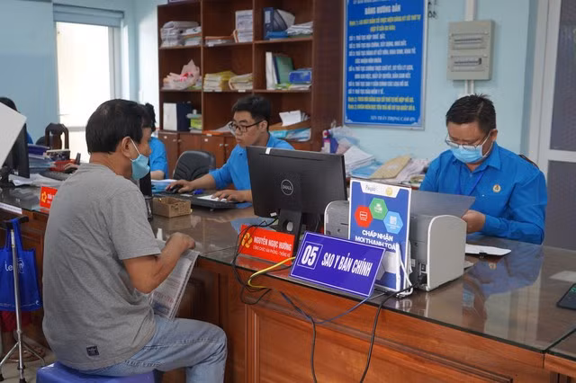 Khi bỏ hệ số lương nhưng vẫn có bậc lương khi cải cách nghĩa là với bảng lương mới, cán bộ, công chức, viên chức vẫn sẽ được hưởng bảng lương với nhiều bậc.