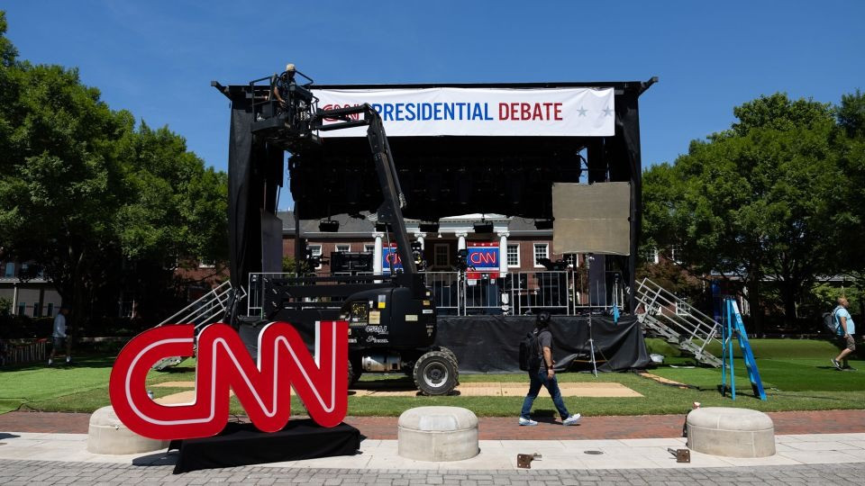 Đài CNN chuẩn bị cho cuộc tranh luận giữa hai ứng viên. Ảnh: CNN