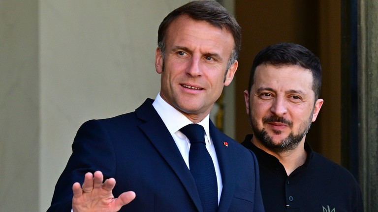Tổng thống Pháp Emmanuel Macron đón Tổng thống Ukraine Volodymyr Zelensky tại Điện Elysee hôm 7/6. Ảnh: Getty Images