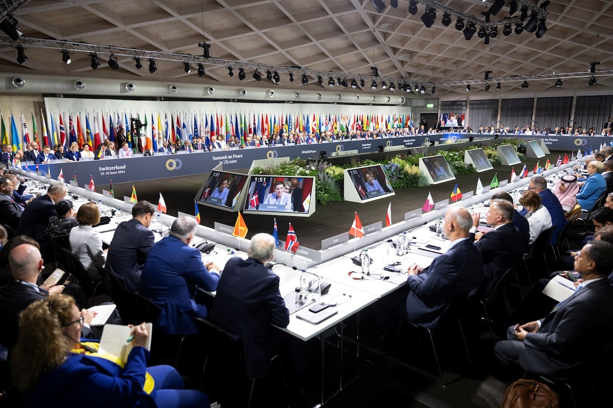 Ông Zelensky trò chuyện với các lãnh đạo quốc tế tại hội nghị. Ảnh: Reuters