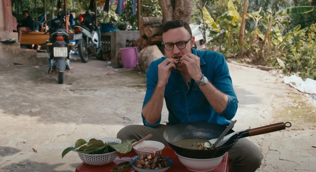 Ngoài nậm pịa, vị khách Tây còn thử món dê chao và thịt dê sống cuốn rau rừng