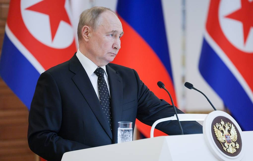 Phát biểu sau khi ký hiệp ước, Tổng thống Nga Putin cho biết Mátxcơva rất coi trọng việc tăng cường quan hệ hữu nghị với Triều Tiên. Cả hai nước đều quan tâm đến việc phát triển hơn nữa hợp tác thông qua nhiều bộ, cơ quan và tổ chức. Ảnh: Tass Phát biểu sau khi ký hiệp ước, Tổng thống Nga Putin cho biết Mátxcơva rất coi trọng việc tăng cường quan hệ hữu nghị với Triều Tiên. Cả hai nước đều quan tâm đến việc phát triển hơn nữa hợp tác thông qua nhiều bộ, cơ quan và tổ chức. Ảnh: Tass