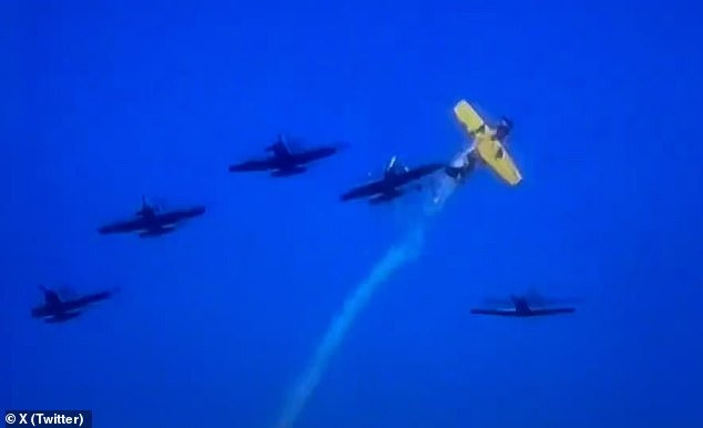 Khoảnh khắc hai máy bay va chạm giữa không trung. Ảnh: X