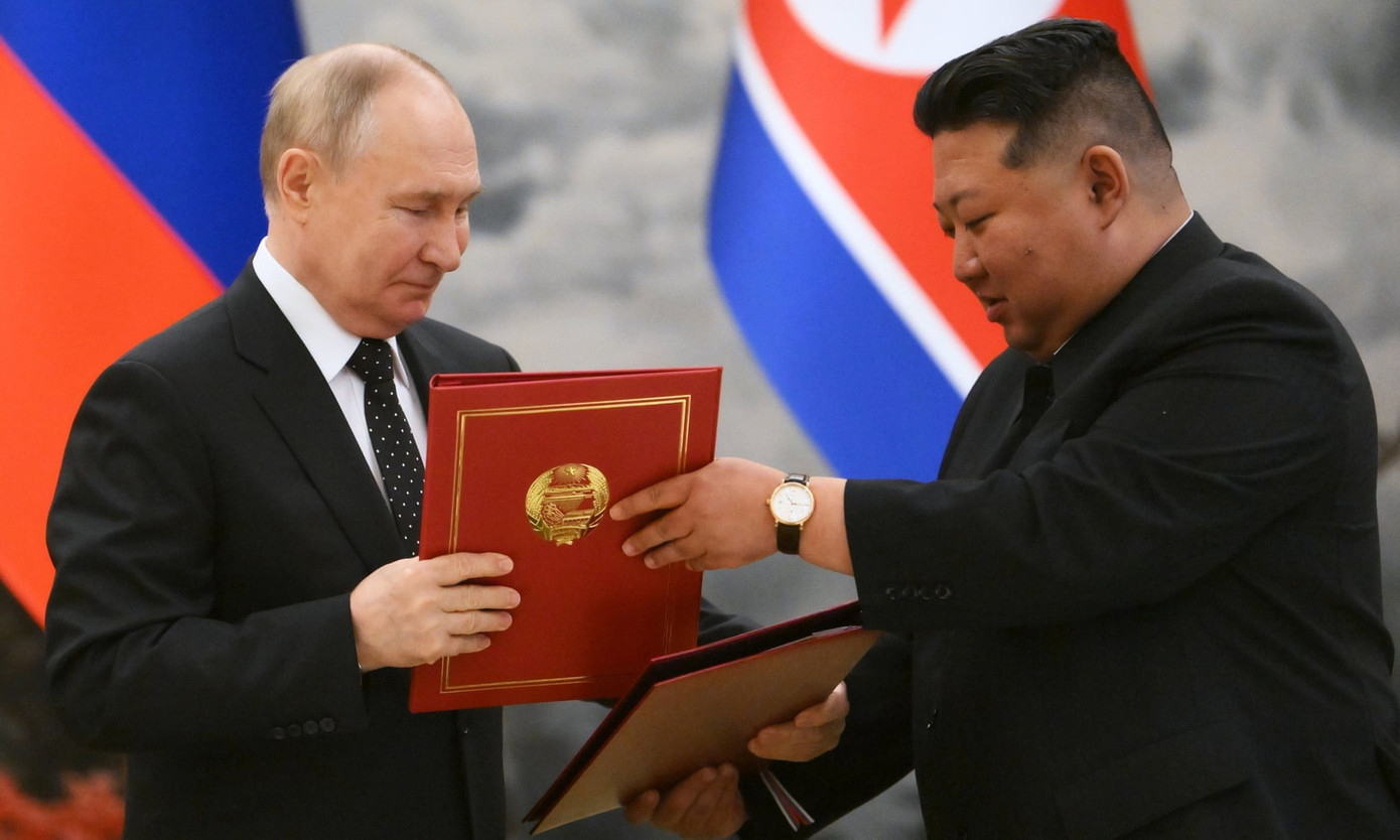 Sau cuộc hội đàm ở Bình Nhưỡng, Tổng thống Nga Vladimir Putin và Chủ tịch Triều Tiên Kim Jong-un đã ký Hiệp ước Đối tác chiến lược toàn diện, thay thế các văn kiện tương tự được ký kết vào năm 1961, 2000 và 2001. Ảnh: Sputnik Sau cuộc hội đàm ở Bình Nhưỡng, Tổng thống Nga Vladimir Putin và Chủ tịch Triều Tiên Kim Jong-un đã ký Hiệp ước Đối tác chiến lược toàn diện, thay thế các văn kiện tương tự được ký kết vào năm 1961, 2000 và 2001. Ảnh: Sputnik