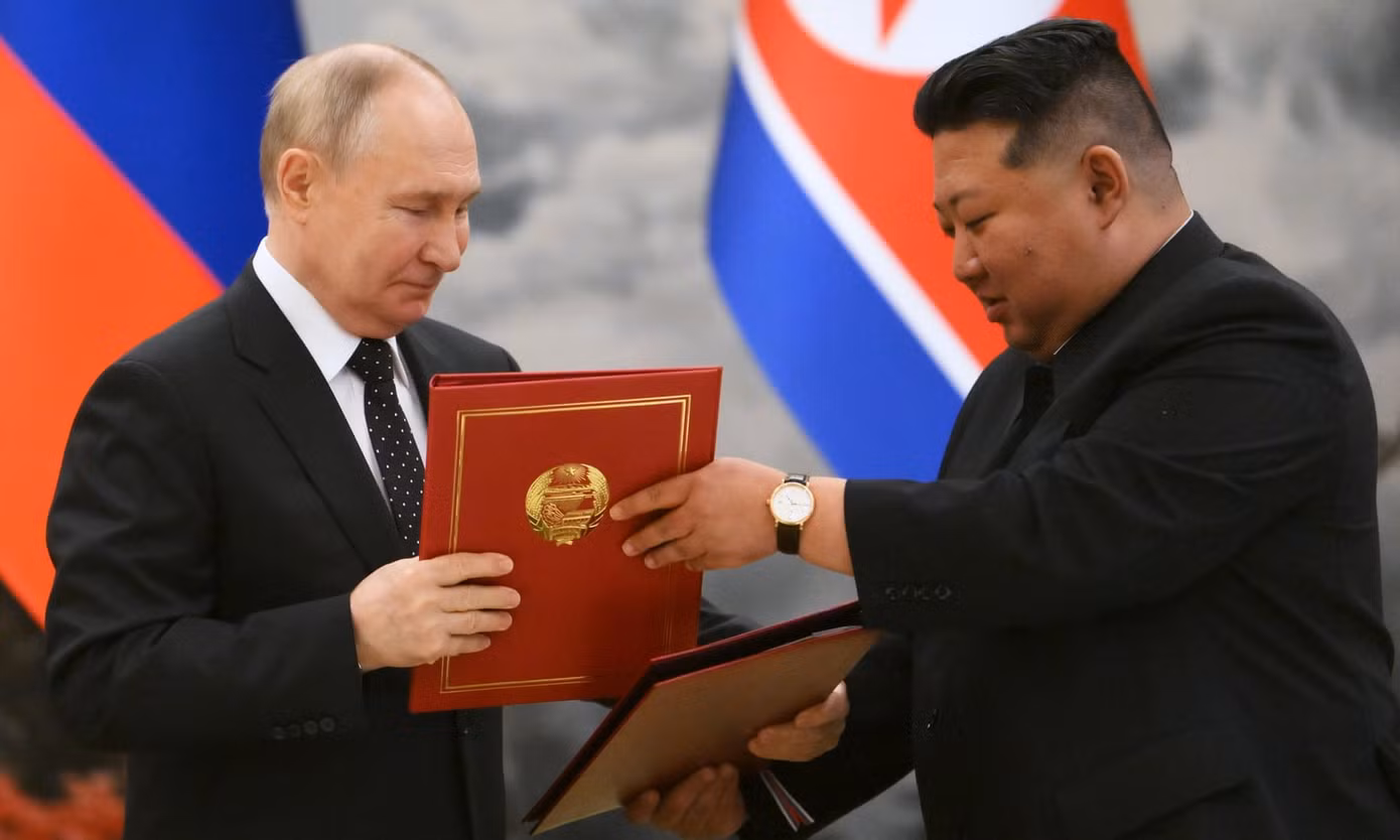 Sau cuộc hội đàm ở Bình Nhưỡng, Tổng thống Nga Vladimir Putin và Chủ tịch Triều Tiên Kim Jong-un đã ký Hiệp ước Đối tác chiến lược toàn diện, thay thế các văn kiện tương tự được ký kết vào năm 1961, 2000 và 2001. Ảnh: Sputnik