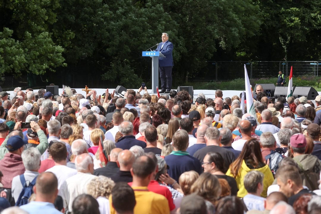 Thủ tướng Hungary phát biểu tại cuộc tuần hành. Ảnh: Reuters Thủ tướng Hungary phát biểu tại cuộc tuần hành. Ảnh: Reuters
