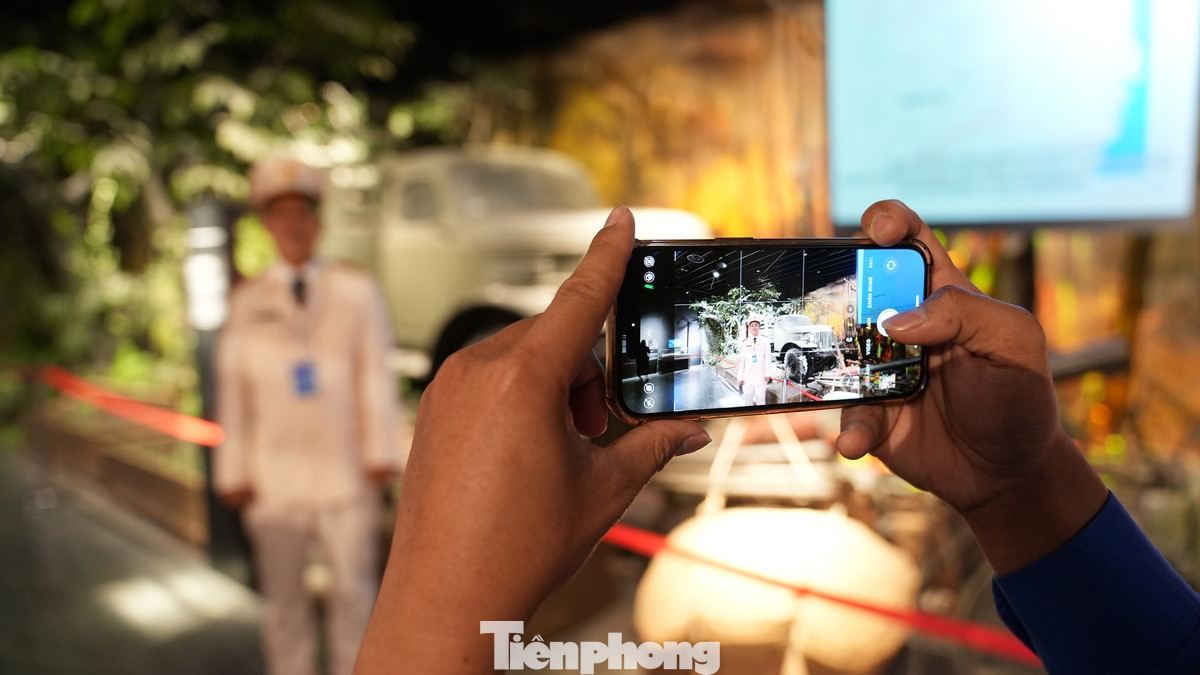 Chuyến tham quan Bảo tàng Lịch sử Quân sự Việt Nam là một trong những hoạt động trong khuôn khổ chương trình kỷ niệm 94 năm Ngày thành lập Đoàn TNCS Hồ Chí Minh và trao Giải thưởng Lý Tự Trọng năm 2025.