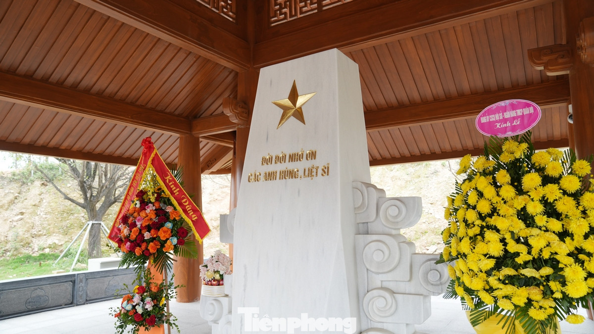 Các cán bộ Đoàn tiêu biểu toàn quốc dâng hương, tưởng nhớ các anh hùng liệt sĩ.