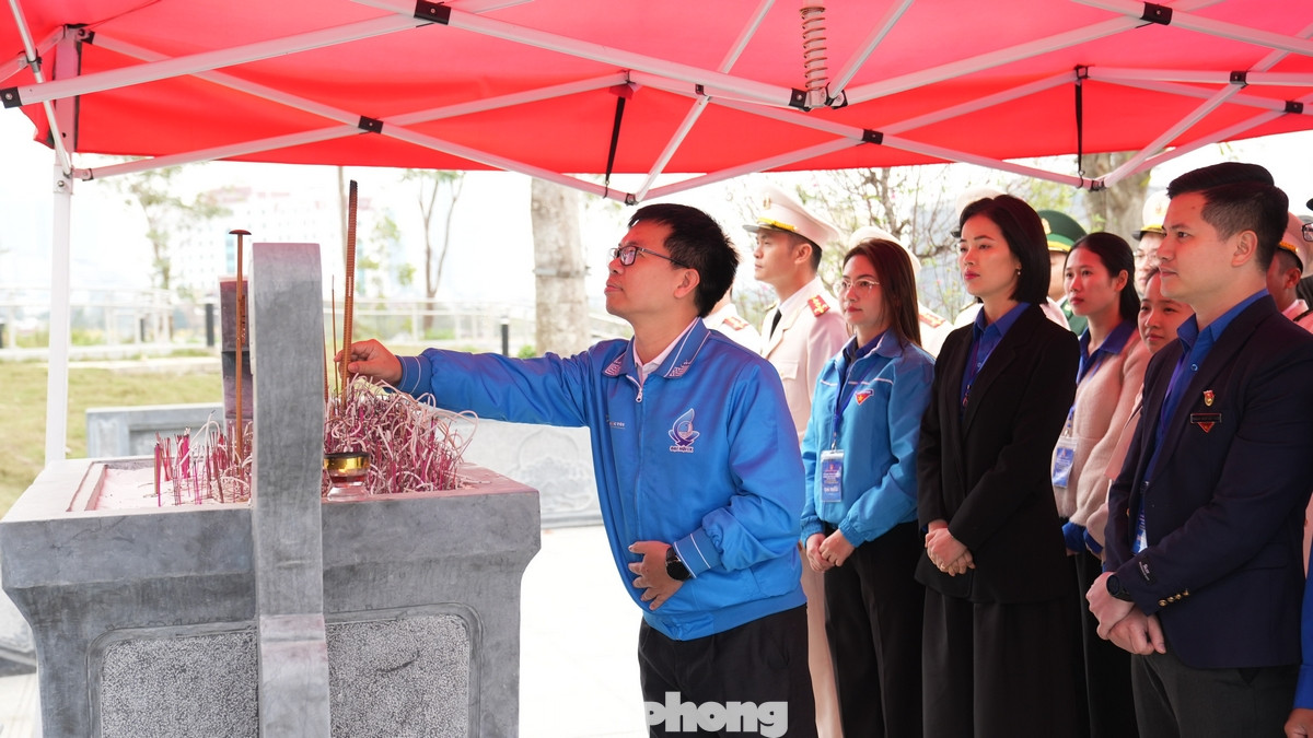 Anh Lê Thanh Tú - Ủy viên Ban Thường vụ, Phó Trưởng Ban Tổ chức - Kiểm tra T.Ư Đoàn dẫn đầu đoàn đại biểu dâng hương tưởng nhớ các anh hùng liệt sĩ.