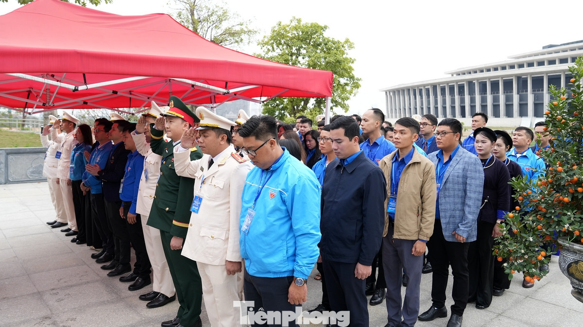 Các cán bộ Đoàn tiêu biểu toàn quốc dâng hương, tưởng nhớ các anh hùng liệt sĩ.
