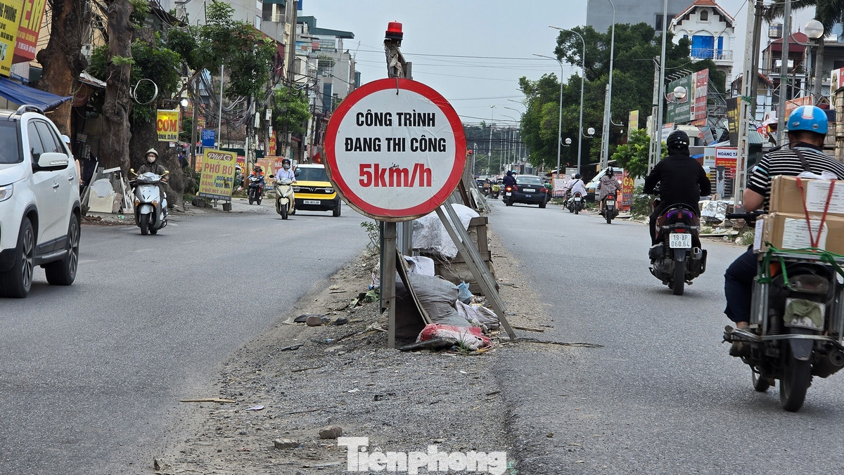 Tuy nhiên, theo ghi nhận thực tế, đoạn đường gần 700m đã thi công xong nửa mặt đường, nửa còn lại vẫn đang triển khai thi công.