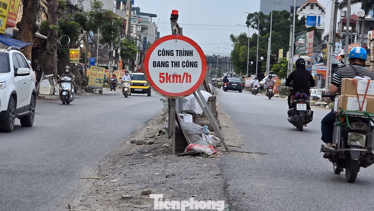 Tuy nhiên, theo ghi nhận thực tế, đoạn đường gần 700m đã thi công xong nửa mặt đường, nửa còn lại vẫn đang triển khai thi công.