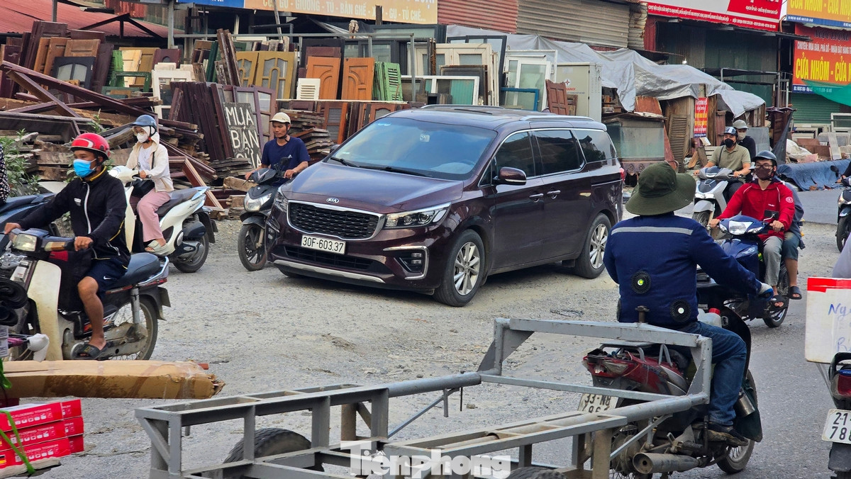 Nhiều đoạn xuất hiện ổ voi gồ ghề, mấp mô… gây khó khăn cho người tham gia giao thông.