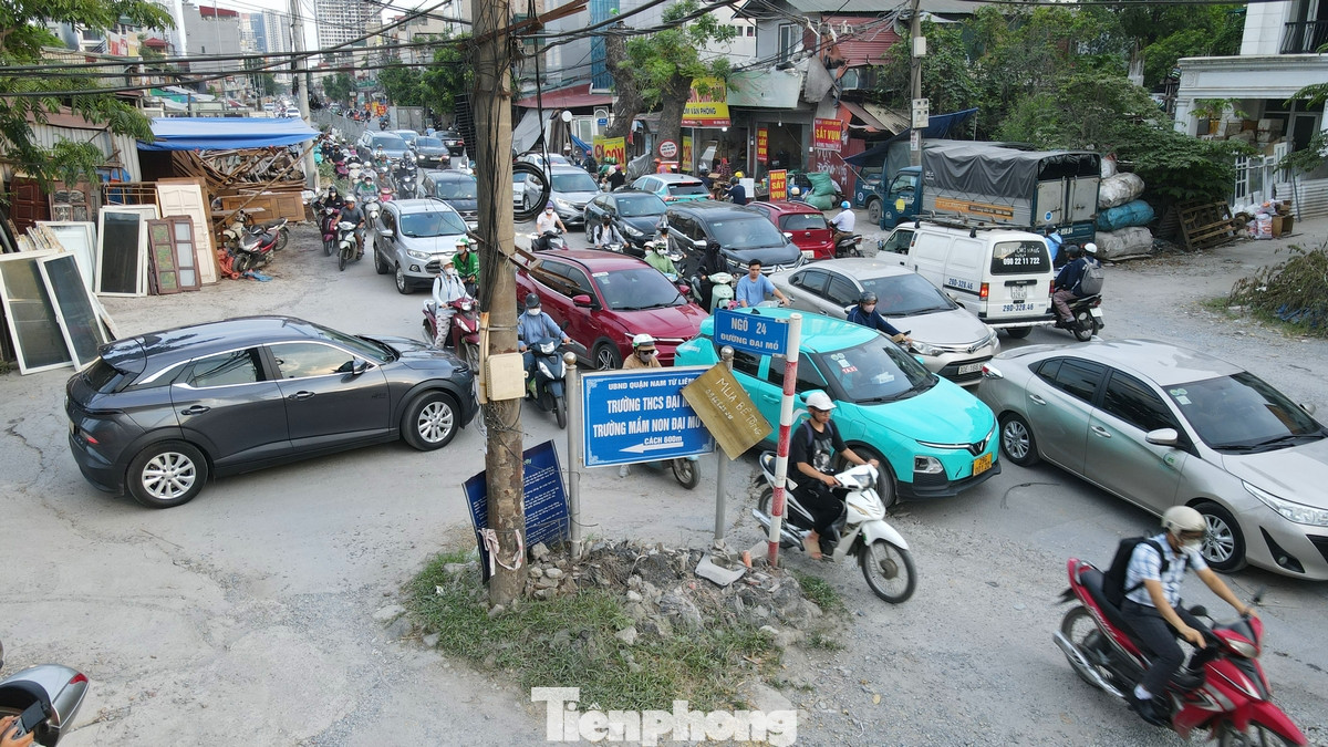 Đường hẹp và xấu vừa gây mất an toàn cho người tham gia giao thông, vừa thường xuyên xảy ra ùn tắc.