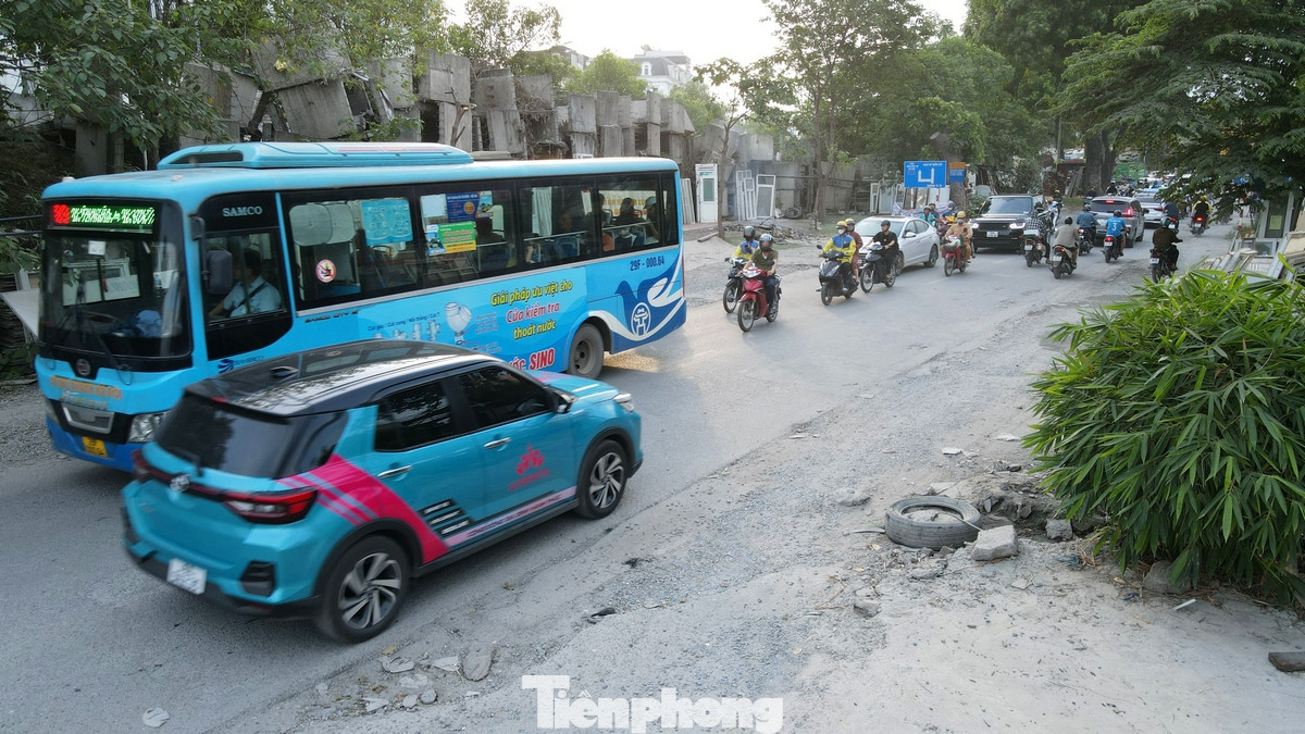 "Trời nắng thì bụi mù, mưa lớn thì ngập nặng", chị Thủy bán tạp hóa bên đường cho hay.