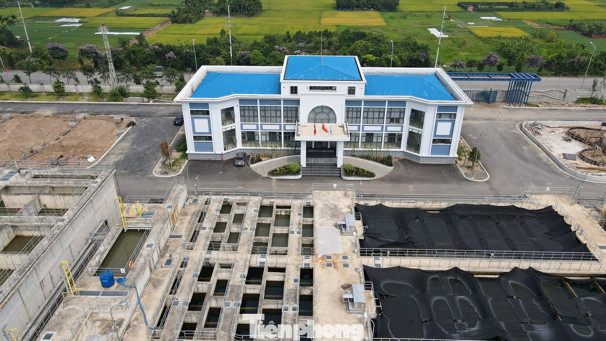 Nhà máy nước mặt sông Hồng có công suất thiết kế giai đoạn 1 là 300.000m3/ngày đêm, cung cấp nước sạch cho 8 xã của huyện Đan Phượng và một số vùng phụ cận.