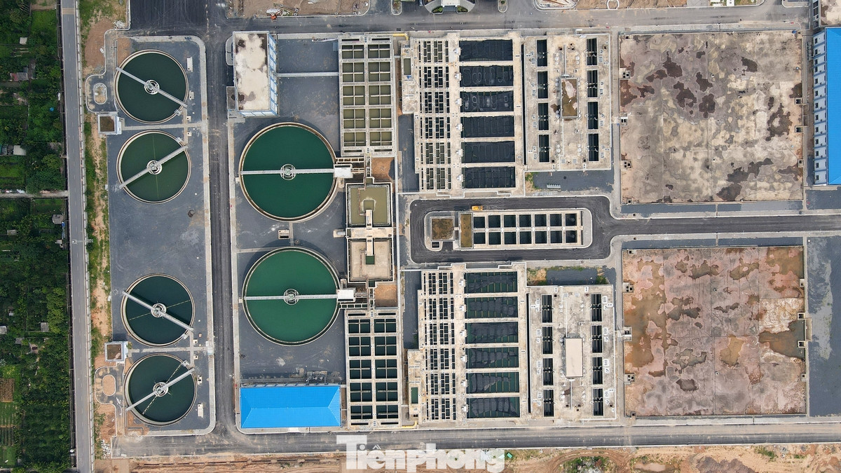 Tổng diện tích thi công nhà máy là 21,1ha. Theo thiết kế, tuyến ống truyền dẫn có chiều dài 28,1km và sử dụng ống gang dẻo có độ bền cao, giúp hạn chế sự cố rò rỉ, vỡ đường ống.