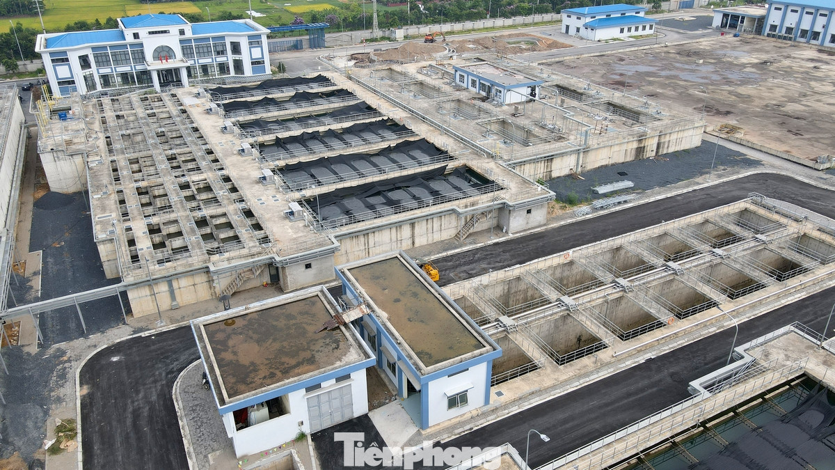 Tổng mức đầu tư dự án Nhà máy nước mặt sông Hồng là gần 3.700 tỷ đồng, do Công ty Cổ phần Nước mặt sông Hồng làm chủ đầu tư. Ban đầu, công trình dự kiến hoàn thành giai đoạn 1 vào giữa năm 2020.