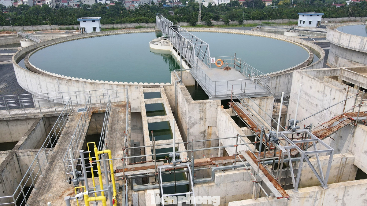 Quy trình vận hành Nhà máy nước mặt sông Hồng lần lượt là: Sơ lắng cặn thô, keo tụ, trộn phản ứng, lắng ngang, lọc nhanh, lọc hữu cơ, khử trùng rồi đưa vào bể chứa nước sạch.