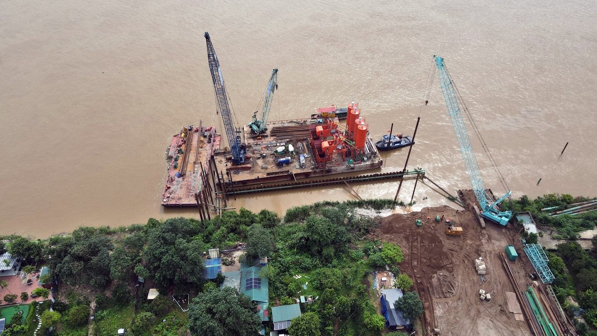 Ngày 19/5 vừa qua, UBND thành phố Hà Nội đã tổ chức lễ khởi công cầu Tứ Liên bắc qua sông Hồng, sông Đuống. Đây là cây cầu đặc biệt nối huyện Đông Anh và quận Tây Hồ với thiết kế 2 trụ đài dây văng xoắn.