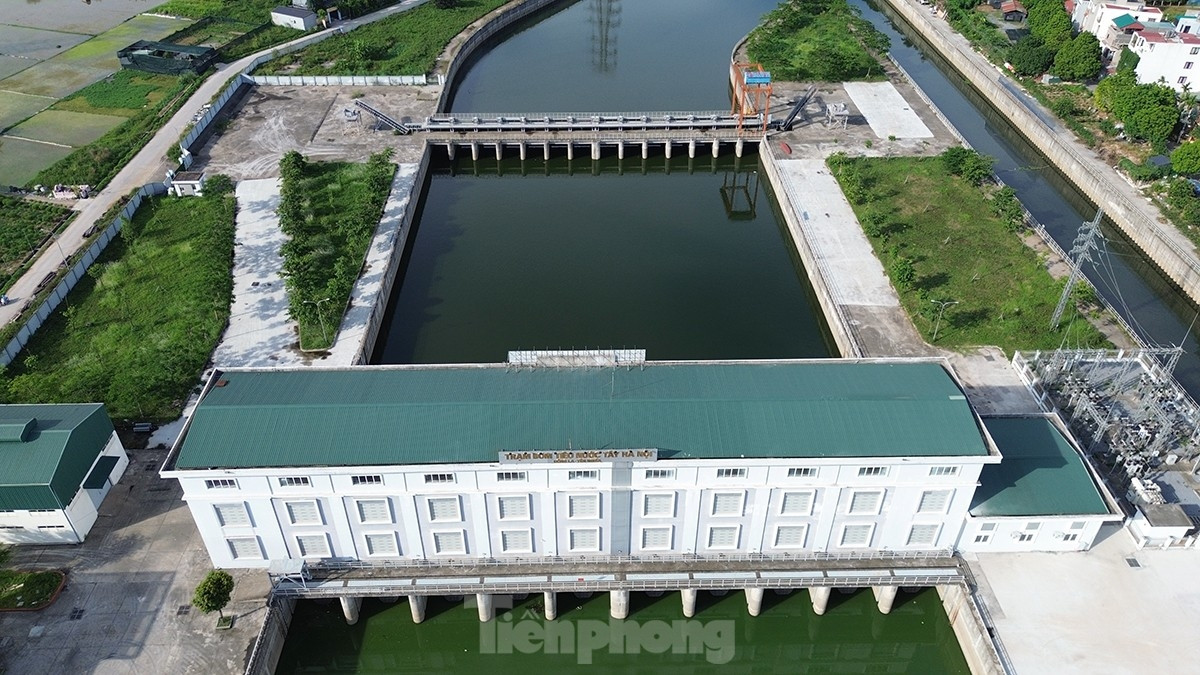 Trạm bơm Yên Nghĩa được coi là trạm bơm lớn nhất Hà Nội với 10 tổ máy bơm, xả lũ với công suất 120 m3/s, gấp 1,5 lần công suất trạm bơm Yên Sở.