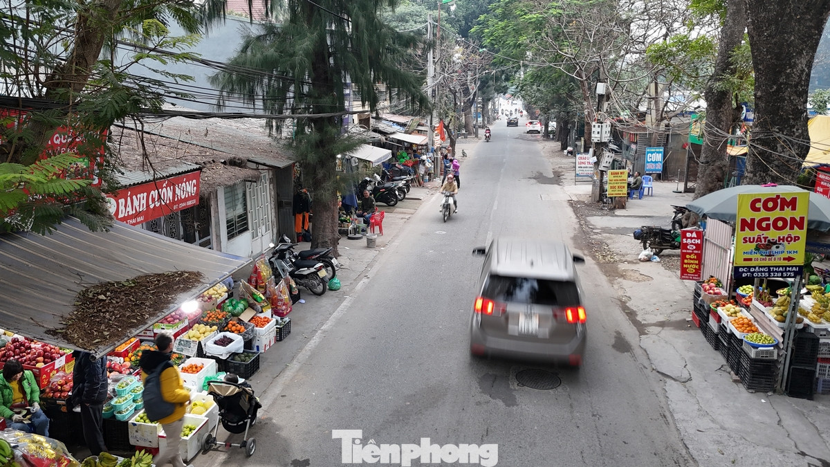 Hiện trạng tuyến phố Đặng Thai Mai với lòng đường chật hẹp, kèm thêm nhiều hộ kinh doanh lấn chiếm hoàn toàn phần vỉa hè để kinh doanh khiến việc lưu thông trở nên khó khăn vào những khung giờ cao điểm.