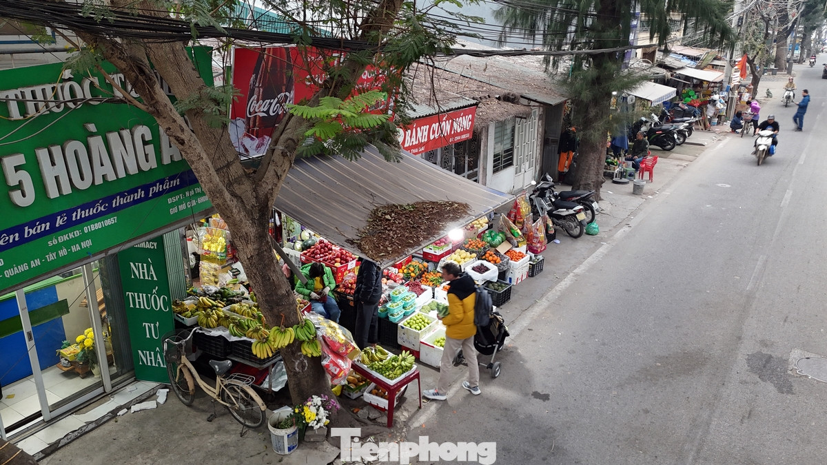 Hiện trạng tuyến phố Đặng Thai Mai với lòng đường chật hẹp, kèm thêm nhiều hộ kinh doanh lấn chiếm hoàn toàn phần vỉa hè để kinh doanh khiến việc lưu thông trở nên khó khăn vào những khung giờ cao điểm.