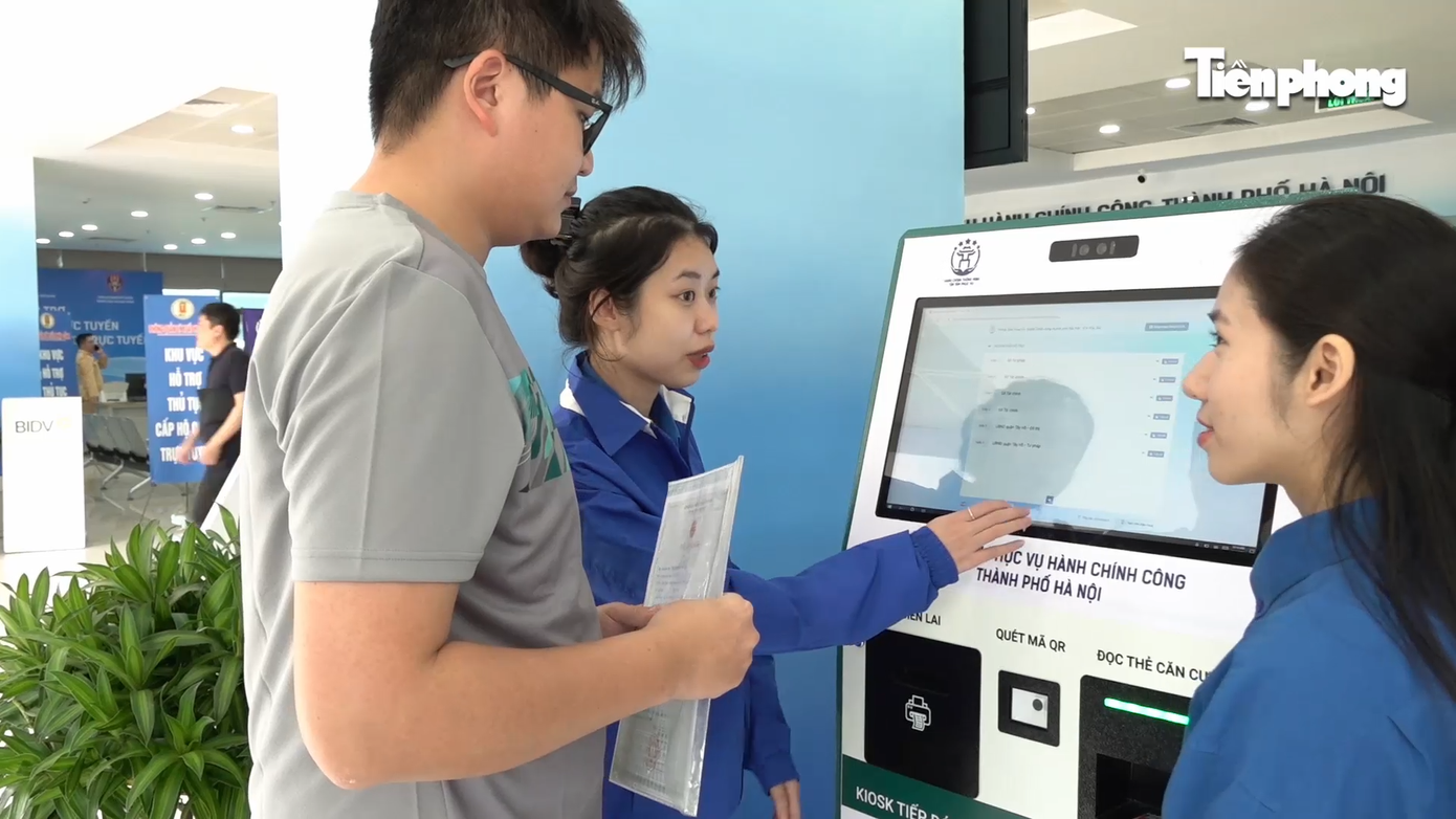 Đoàn viên thanh niên hướng dẫn người dân về ứng dụng hành chính công trực tuyến; số hoá "địa chỉ đỏ".