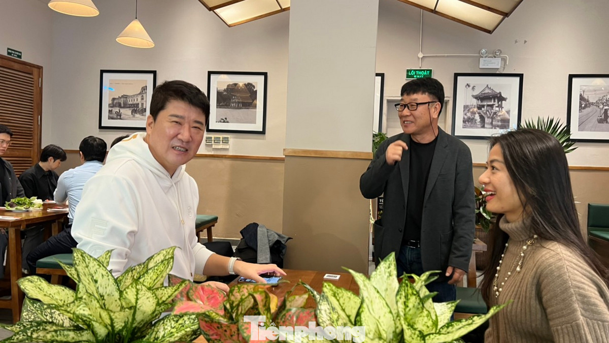 Ông Park Chung-gun (giữa) giới thiệu món ăn tới thực khách.