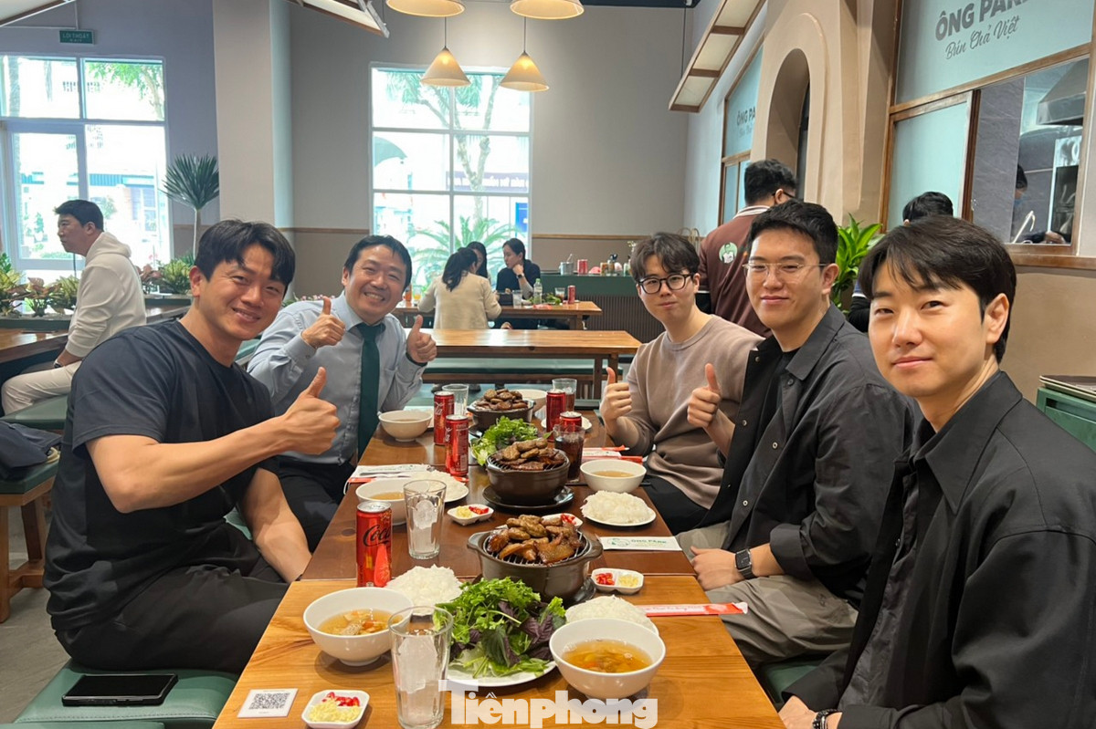 Quán phục vụ khách Việt và khách Hàn. Diễn viên Lê Khanh từng đến quán và dành nhiều lời khen.