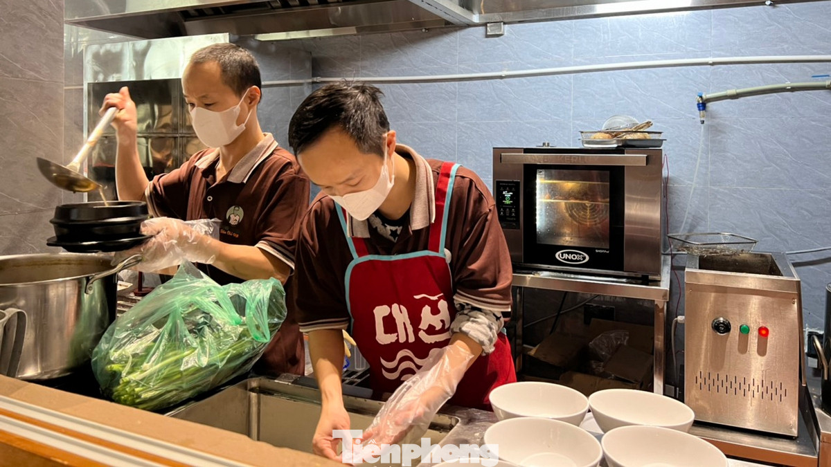 Quán phục vụ bún chả và bún riêu.