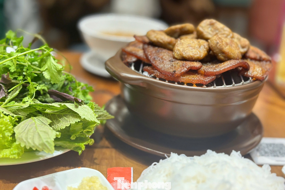 Quán phục vụ bún chả và bún riêu.