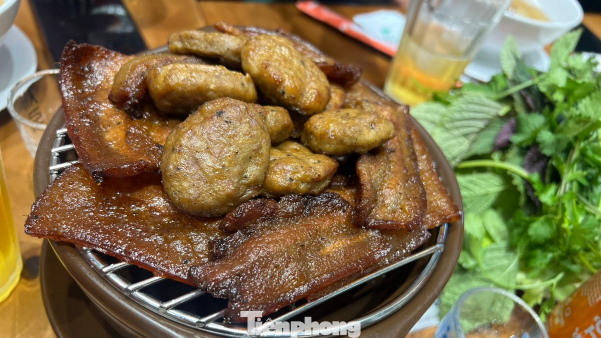 Quán phục vụ bún chả và bún riêu.