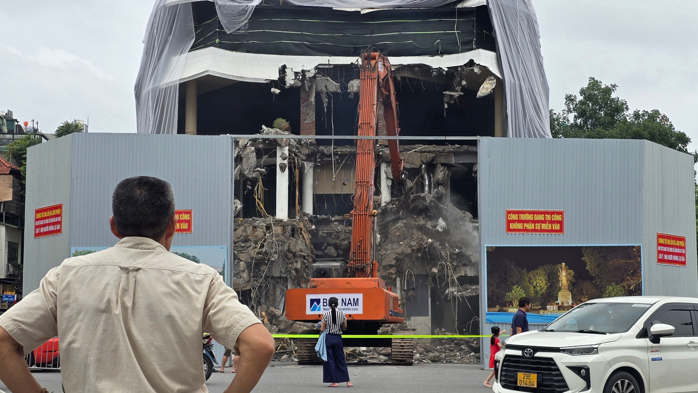 Tòa nhà "hàm cá mập" xây dựng từ năm 1991 - 1993, hướng ra quảng trường Đông Kinh Nghĩa Thục và hồ Gươm, giáp với phố Cầu Gỗ. Tòa nhà có 6 tầng, trong đó từ tầng 2 đến tầng 5 là các nhà hàng, quán cà phê, tầng 6 có tầm nhìn bao quát hồ Hoàn Kiếm.