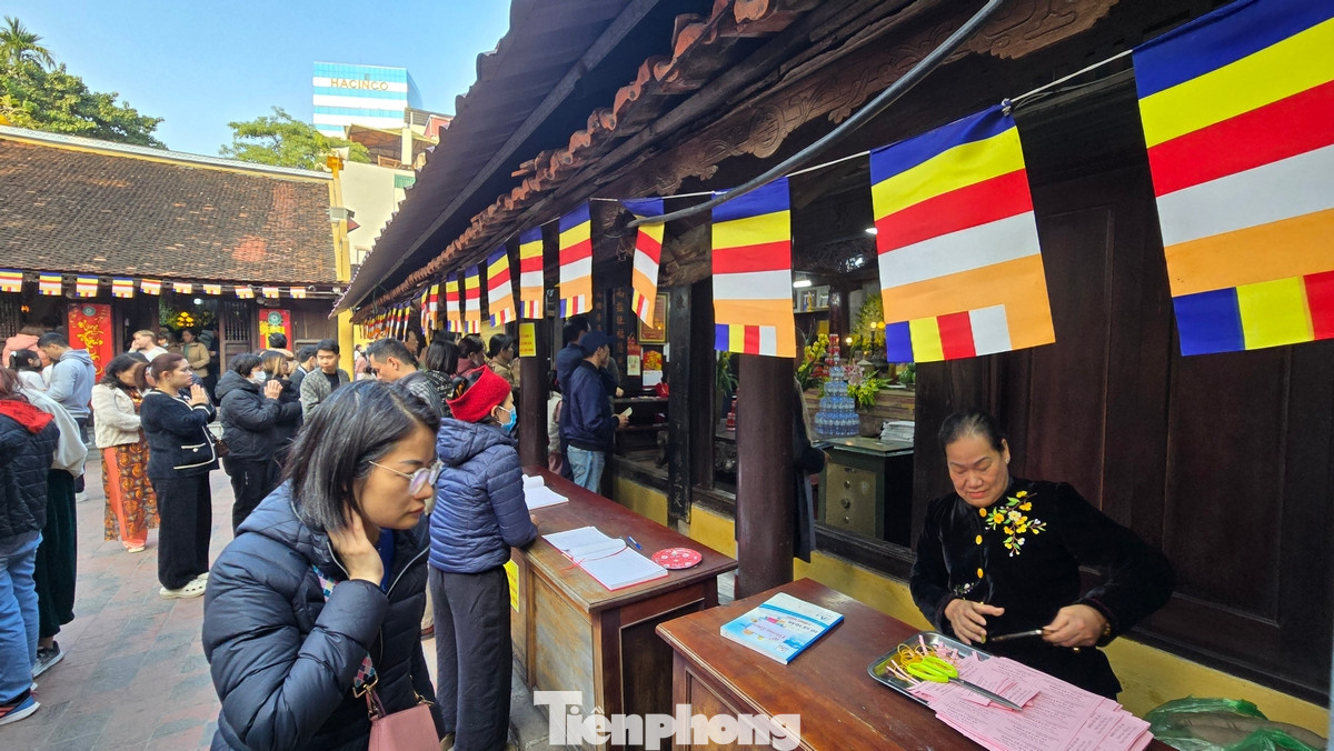 Sân chùa thường chật kín người dân đi lễ trong những ngày đầu năm mới.