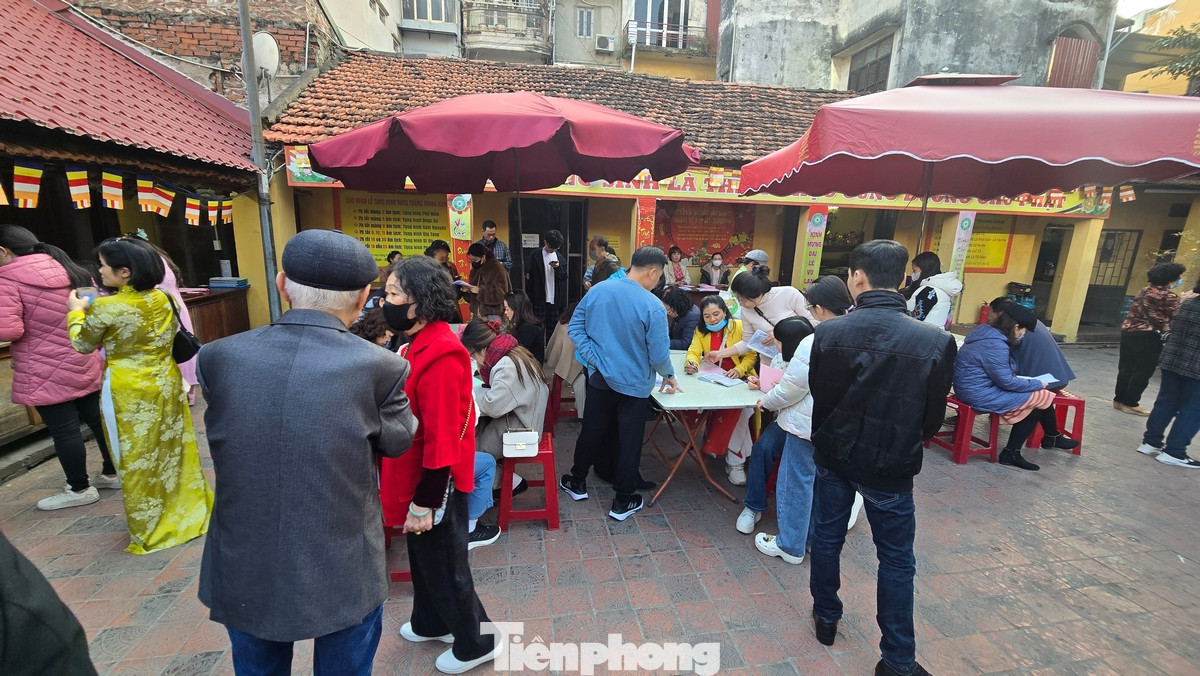 Sân chùa thường chật kín người dân đi lễ trong những ngày đầu năm mới.